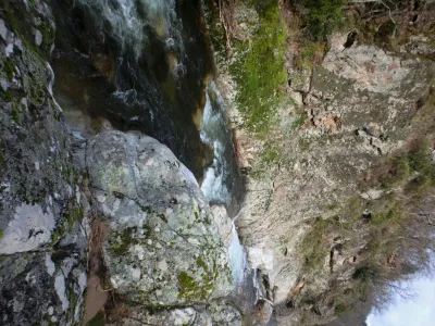 La rivière juste avant l'arbre